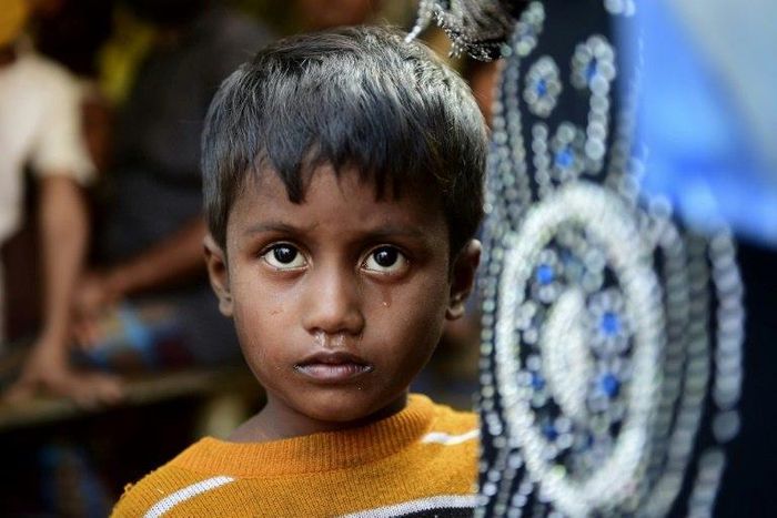 A young Rohingya girl who fled the violemce in Myanmar searches for her relatives at a refugee camp in Bangladesh