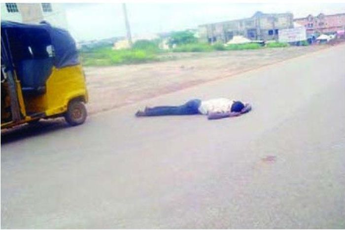 A tricycle had just avoided a man who tried to commit suicide by laying on the road