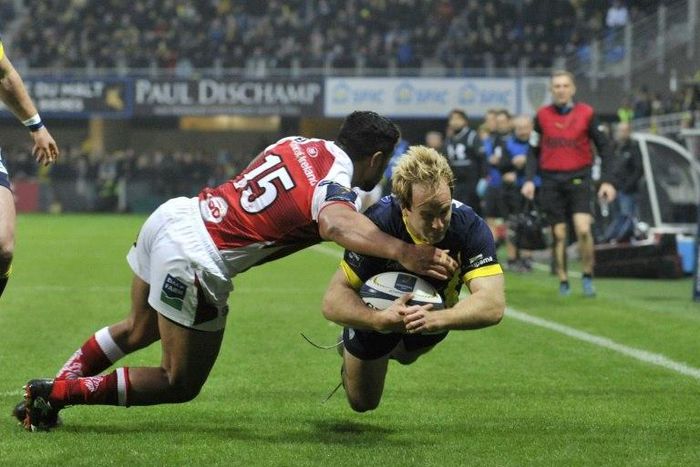 Clermont's fullback Nick Abendanon (R) scores a try during a rugby union European Cup match against Ulster at the Michelin stadium in Clermont-Ferrand, central France, on December 18, 2016