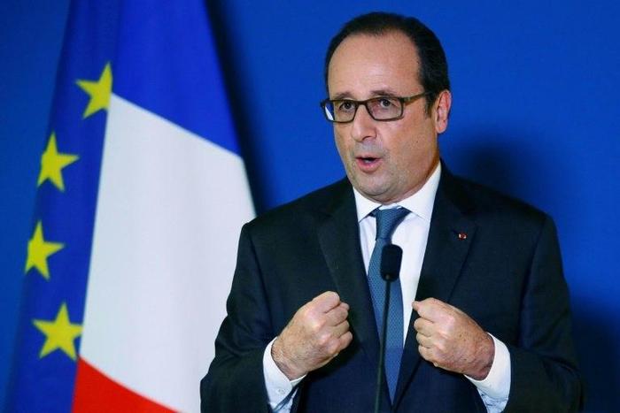 French President Francois Hollande gestures as he delivers a speech in Paris, on November 24, 2016
