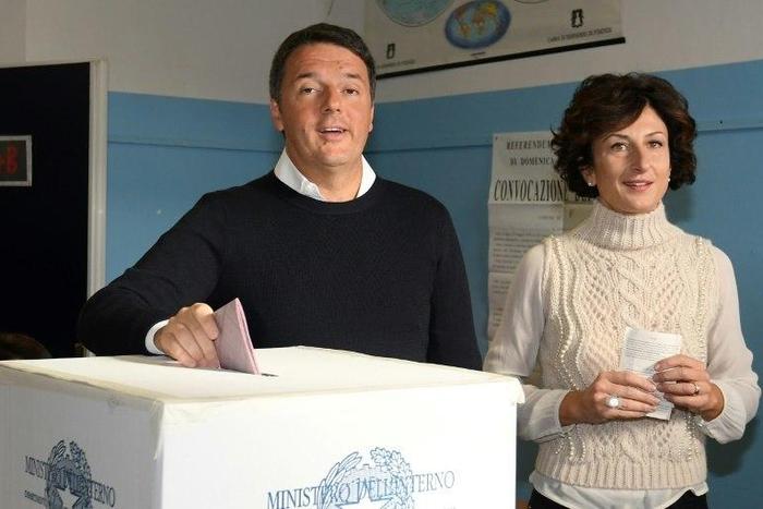 Italian Prime Minister Matteo Renzi and his wife Agnese Landini vote in a referendum on constitutional reforms in Florence on December 4, 2016