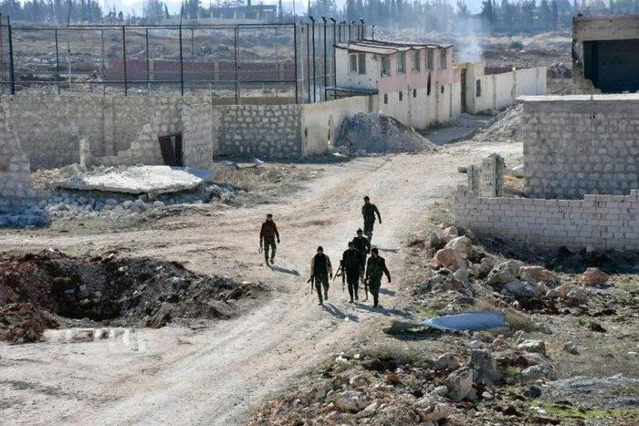 Syrian pro-government forces approach the Baeedin district in eastern Aleppo on November 23, 2016