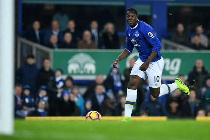 Everton's striker Romelu Lukaku makes a run on goal but fails to score during the English Premier League football match between Everton and Arsenal on December 13, 2016