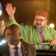 Moroccan King Mohammed VI (C) waves to the crowd eyed by Senegalese president Macky Sall upon his arrival at Dakar's airport on November 6, 2016