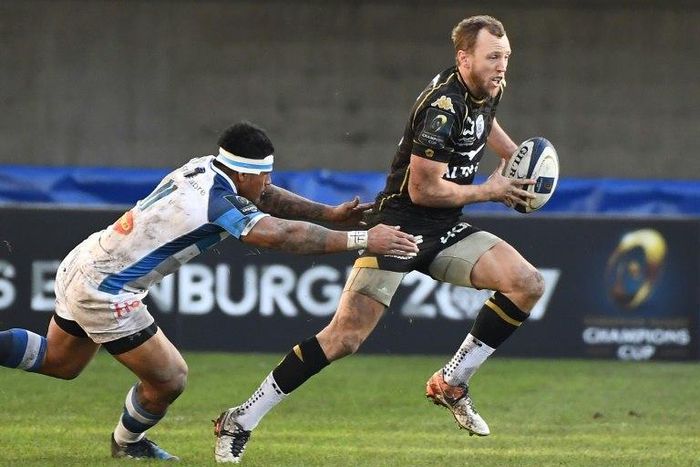 Montpellier's fullback Jesse Mogg (R) tries to evade a tackle from Castres winger David Smith on December 11 , 2016