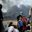 Iraqi families flee the fighting between Iraqi forces and Islamic State jihadists around Mosul on October 24, 2016