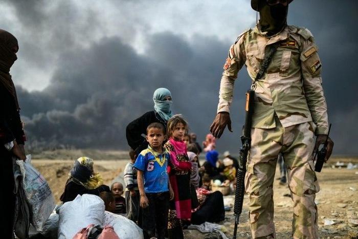 Iraqi families flee the fighting between Iraqi forces and Islamic State jihadists around Mosul on October 24, 2016