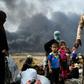 Iraqi families flee the fighting between Iraqi forces and Islamic State jihadists around Mosul on October 24, 2016