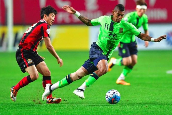Jeonbuk Hyundai Motors' Ricardo Lopes (R) fights for the ball with FC Seoul's Go Yo-Han during their AFC Champions League semi-final second leg match, in Seoul, on October 19, 2016