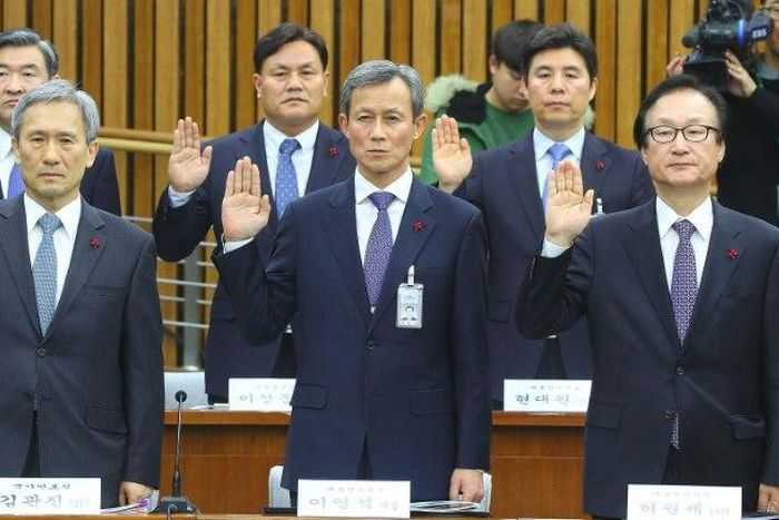 National Security Office chief Kim Kwan-Jin (L) and other presidential aides take an oath during a hearing on South Korean President Park Geun-Hye's corruption scandal in Seoul