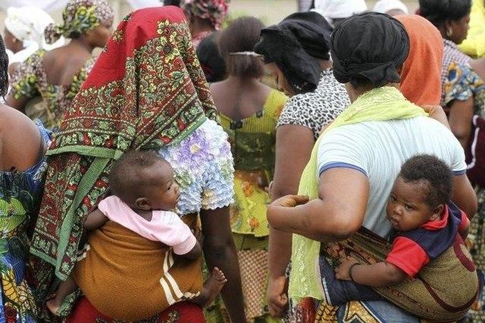 Women carry their children wait for the arrival of U.N. Secretary General Ban Ki-moon for the unveiling of a primary health care clinic in Dutse Makaranta village, on the outskirt of Nigeria's capital, Abuja May 23, 2011.