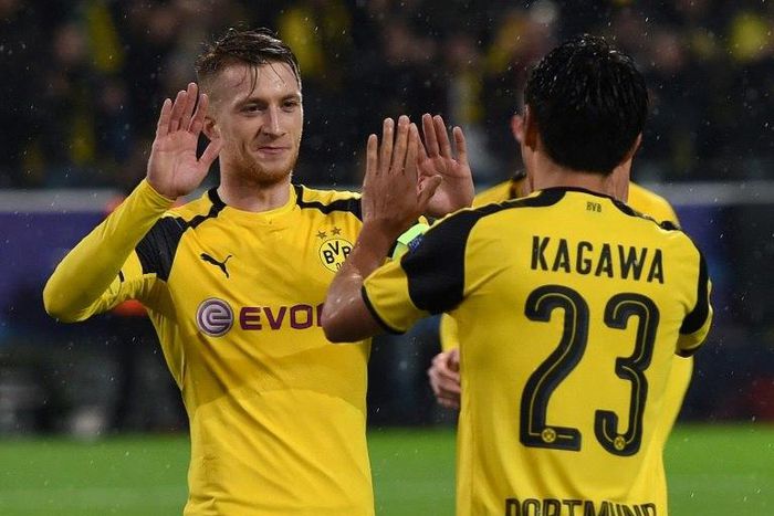 Dortmund's striker Marco Reus (L) and midfielder Shinji Kagawa celebrate during a Champions League football match against Legia Warsaw on November 22, 2016