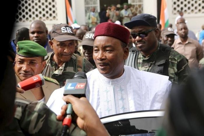 Niger's incumbent President Mahamadou Issoufou speaks to journalists after voting during the country's presidential and legislative elections in Niamey, Niger, February 21, 2016.