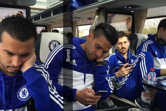 Chelsea players looking bored