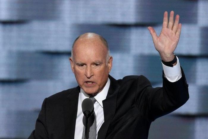 California Governor Jerry Brown has urged US President Barack Obama to ban oil and gas drilling off the state's coast
