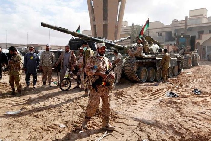 Fighters of Libyan forces allied with the U.N.-backed government gather as they advance against Islamic State holdouts in Ghiza Bahriya district in Sirte, Libya December 1, 2016. REUTERS/Ismail Zitouny