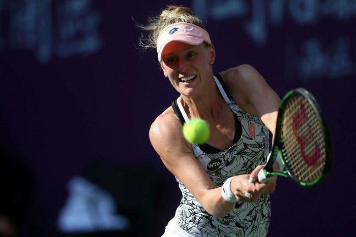 Alison Riske of the US stunned the Shenzhen Open by triumphing over Polish top seed Agnieszka Radwanska 6-2, 3-6, 6-0
