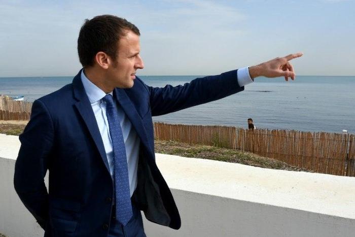 Emmanuel Macron says he is "neither of the left or the right"