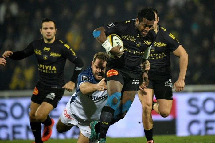 La Rochelle's fullback Kini Murimurivalu (C) runs with the ball during the French Top 14 rugby match against Castres January 7, 2017