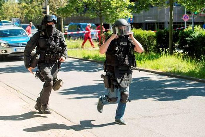 Armed German police
