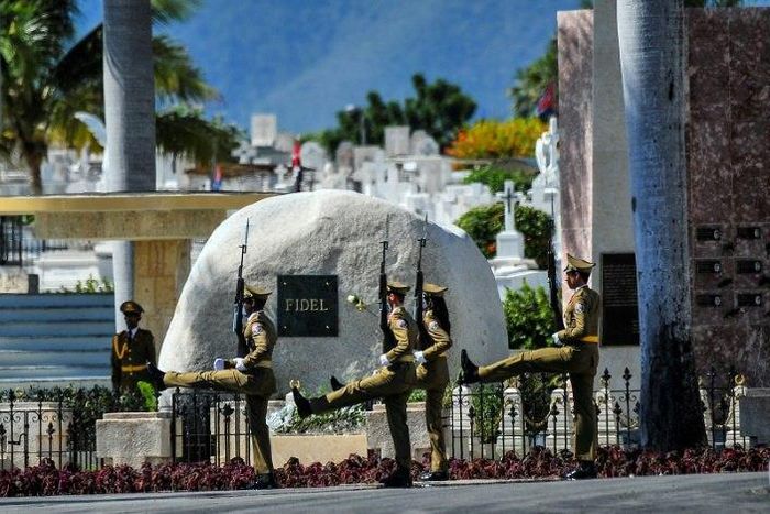 A guard of honour stays by the tomb of Cuban leader Fidel Castro at the Santa Ifigenia cemetery in Santiago de Cuba on December 4, 2016