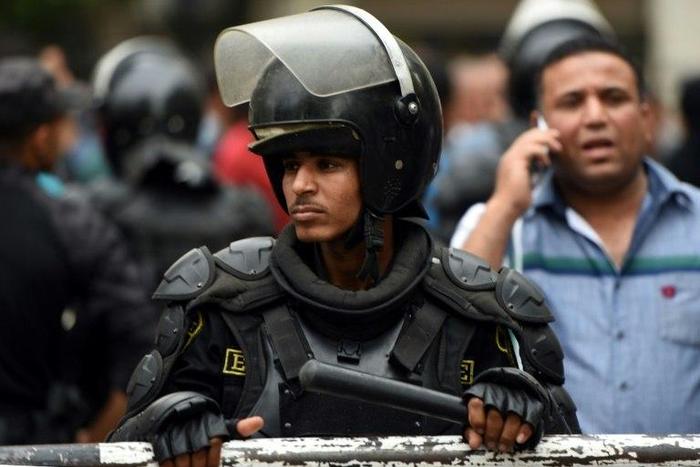 An Egyptian riot policeman stands guard during a protest of journalists on May 4, 2016 outside the Journalists' Syndicate headquarters in Cairo