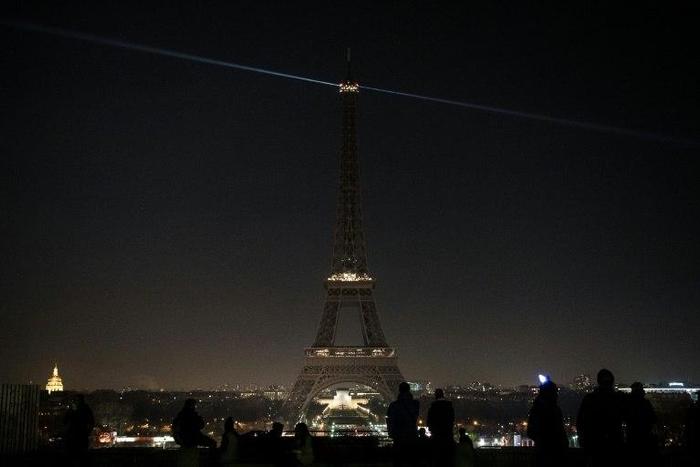 The lights of the Eiffel Tower are exceptionally switched off in Paris, on December 14, 2016, in support of the Syrian city of Aleppo