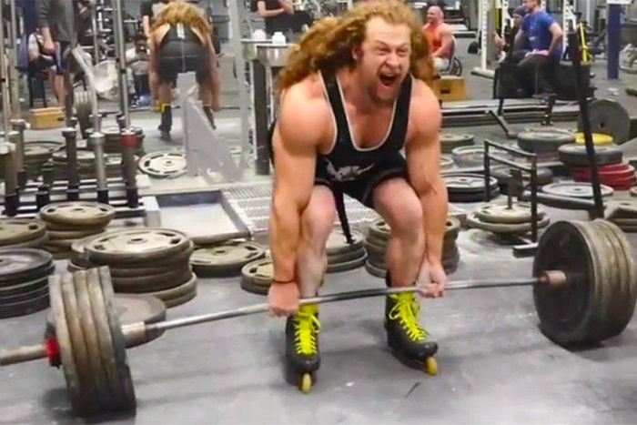 Jujimufu carries 495 pounds wearing rollerblades