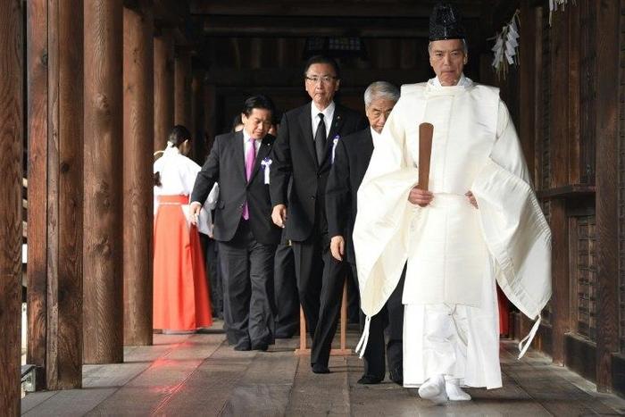 A Shinto priest (R) leads a group of lawmakers at Yasukuni Shrine in Tokyo, on October 18, 2016