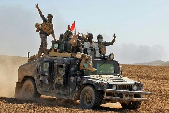 Iraqi forces advance towards the village of Tal al-Shawk during the ongoing operation to retake Mosul from the Islamic State (IS) group