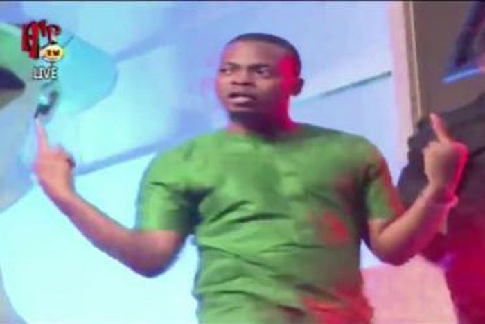 Rapper Olamide throwing up the middle finger at Headies 2015.