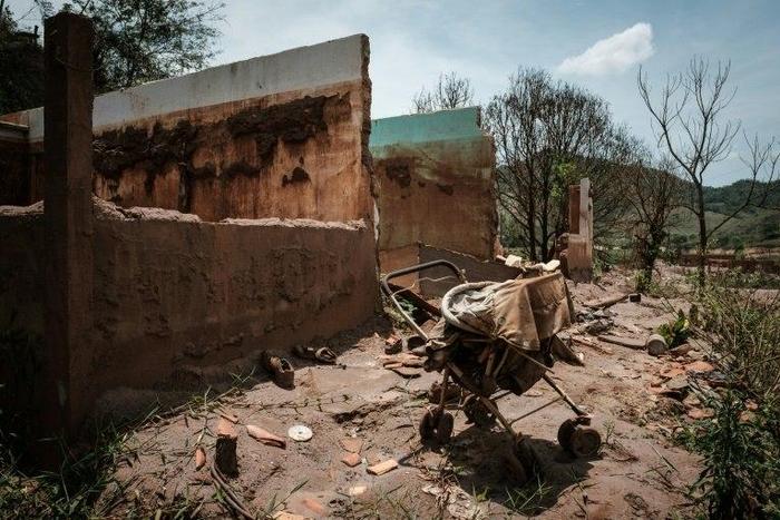 A year after the accident in Minas Gerais, the village of Paracatu de Baixo still shows damage from the flood