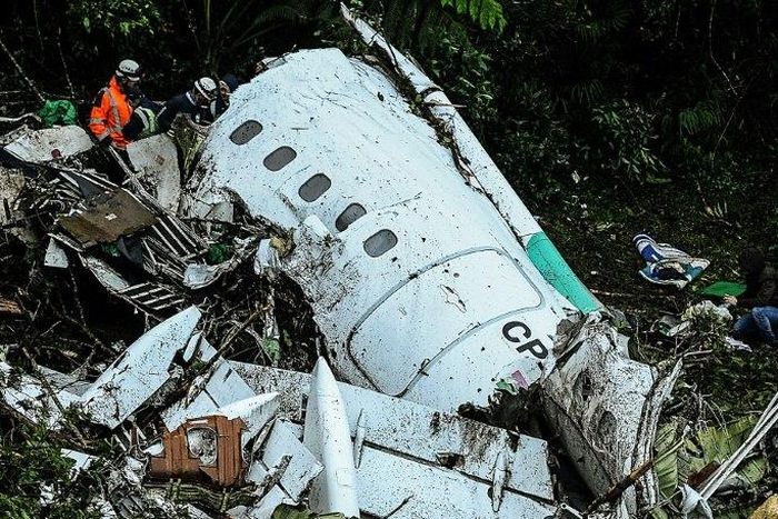 Rescuers work on recovering the bodies of victims of the LAMIA airlines charter that crashed in the mountains of Cerro Gordo, Colombia, on November 29, 2016