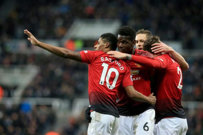 Manchester United players celebrate Marcus Rashford's goal against Newcastle