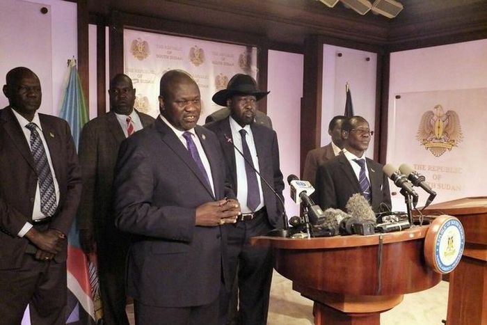 Riek Machar (L), flanked by South Sudan President Salva Kiir (C) and other government officials, addresses a news conference at the Presidential State House in Juba, South Sudan, July 8, 2016.