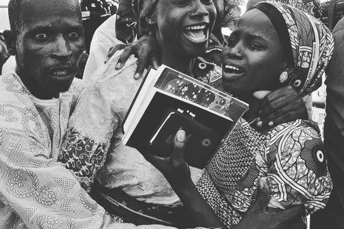 A moving photo of a father and mother reuniting with their daughter