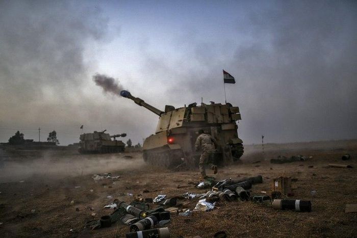 Iraqi forces fire a self-propelled howitzer during an effort to retake the Iraqi city of Mosul from the Islamic State October 19, 2016, an operation the US worries could be hampered by a Turkey-Iraq dispute
