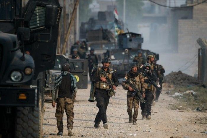 Soldiers from the Iraqi Special Forces 2nd division arrive to take up positions as they engage Islamic State fighters pushing through the eastern Samah area and into the Arbagiah neighbourhood of Mosul on November 11, 2016