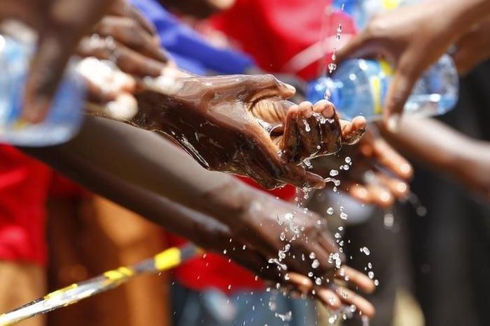 School children wash their hands during an activity to mark the third annual Global Handwashing Day at Thirime primary school in Kikuyu, near Kenya's capital Nairobi, October 15, 2010.  REUTERS/Thomas Mukoya