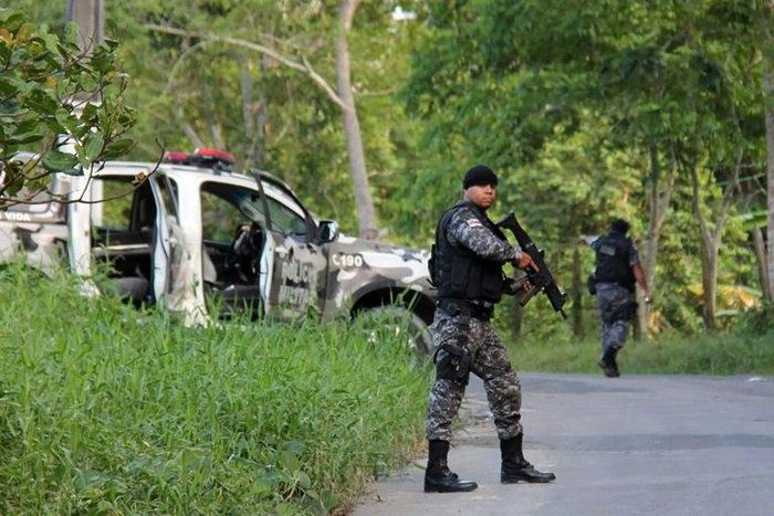 Military police officers search fugitives of the Anisio Jobim Penitentiary Complex after a riot in the prison in Manaus, Brazil on January 2, 2017