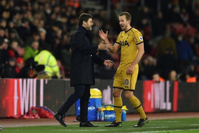 Tottenham Hotspur's head coach Mauricio Pochettino (L) embraces Tottenham Hotspur's striker Harry Kane (R) as he leaves the field during the English Premier League football match against Southampton on December 28, 2016
