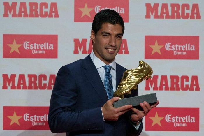 Barcelona's Uruguayan forward Luis Suarez poses after receiving the 2015-2016 Golden Shoe award to the leading goalscorer in league matches from the top division of every European national league, on October 20, 2016 in Barcelona