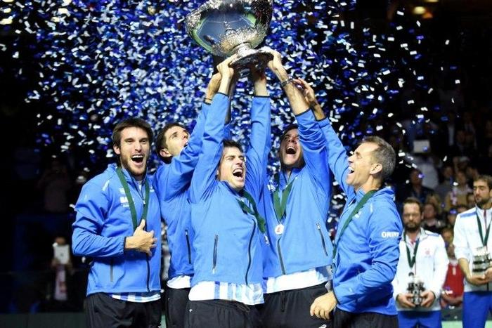 (R-L) Argentina's coach Daniel Orsanic, Juan martin del Potro, Guido Pella, Federico Delbonis and Leonardo Mayer celebrate with the trophy after winning the Davis Cup World Group final between Croatia and Argentina on November 27, 2016