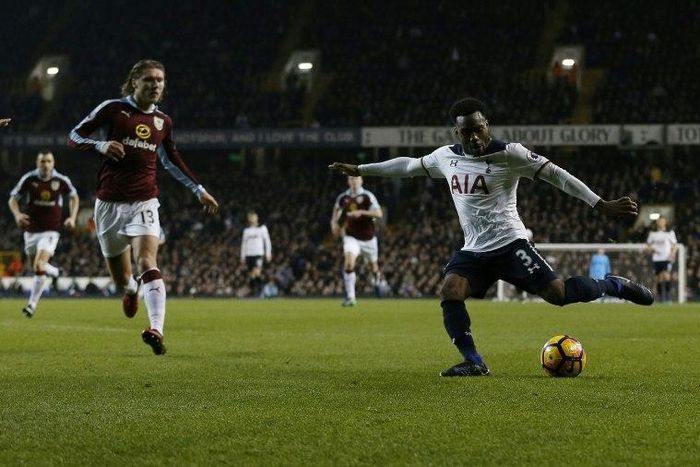 Tottenham Hotspur's defender Danny Rose (R) scores against Burnley at White Hart Lane in London, on December 18, 2016