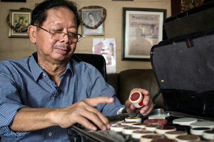 Frank Malabed, the embalmer of the late Philippine dictator Ferdinand Marcos, shows the make-up kit that he uses for his job