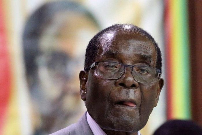 Zimbabwe's President Robert Mugabe addresses the decision making body of his ruling ZANU PF party in Harare, Zimbabwe, September 9, 2016. REUTERS/Philimon Bulawayo