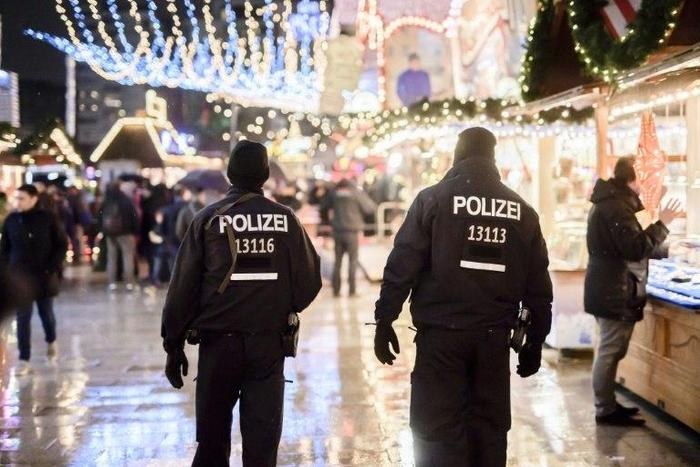 Police in Germany have arrested two brothers on suspicion of planning an attack on a shopping mall