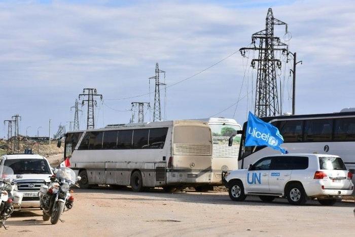 A vehicle from the United Nations drives through the Syrian government-controlled crossing of Ramoussa, on the southern outskirts of Aleppo, on December 18, 2016