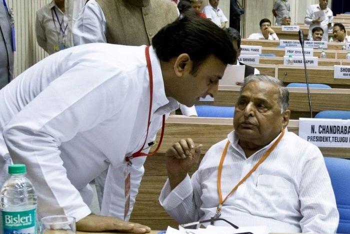 Uttar Pradesh Chief Minister Akhilesh Yadav (L) is in a dynastic feud with his father and President of the Samajwadi Party, Mulayam Singh (R)