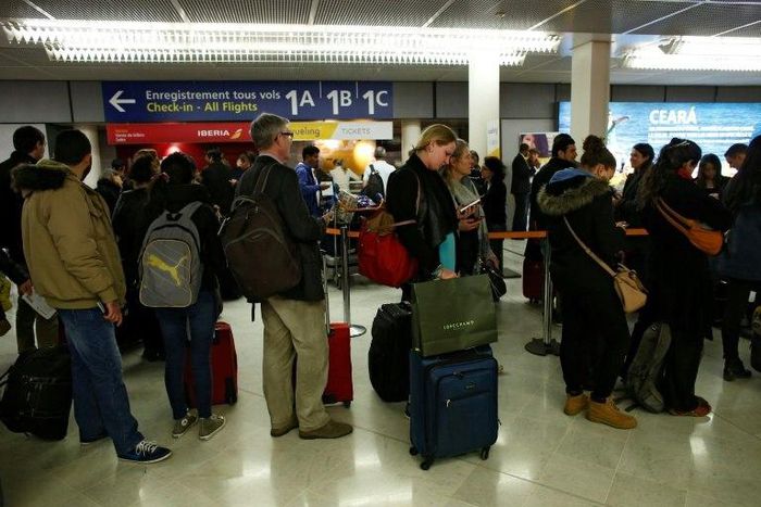 American and British spy agencies have tried to intercept data from passengers' mobile phones on commercial airlines including Air France, French media has reports